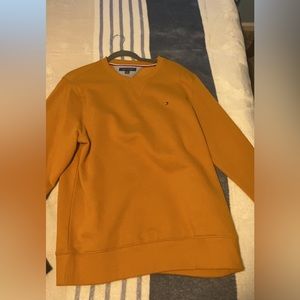 Tommy Hilfiger Crewnecks Size: L